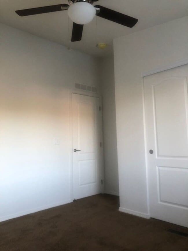 Building Photo - 3 Bed-2 Bath Quaint Single Story Home in Lakeside.