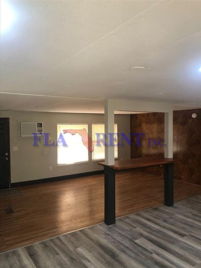 Building Photo - Newly renovated 4/2 Mobile home on large l...