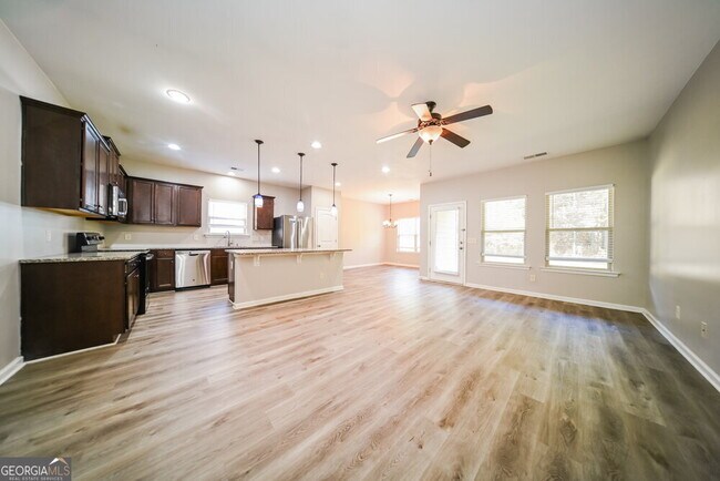 Building Photo - 108 Thomaston St