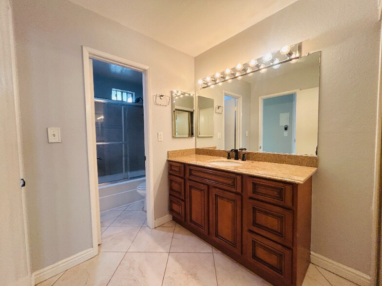 Building Photo - 1040 W MacArthur Blvd