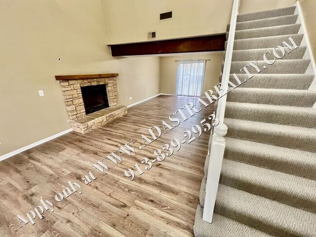 Building Photo - MOVE IN SPECIAL!! Beautiful Lenexa Duplex-...