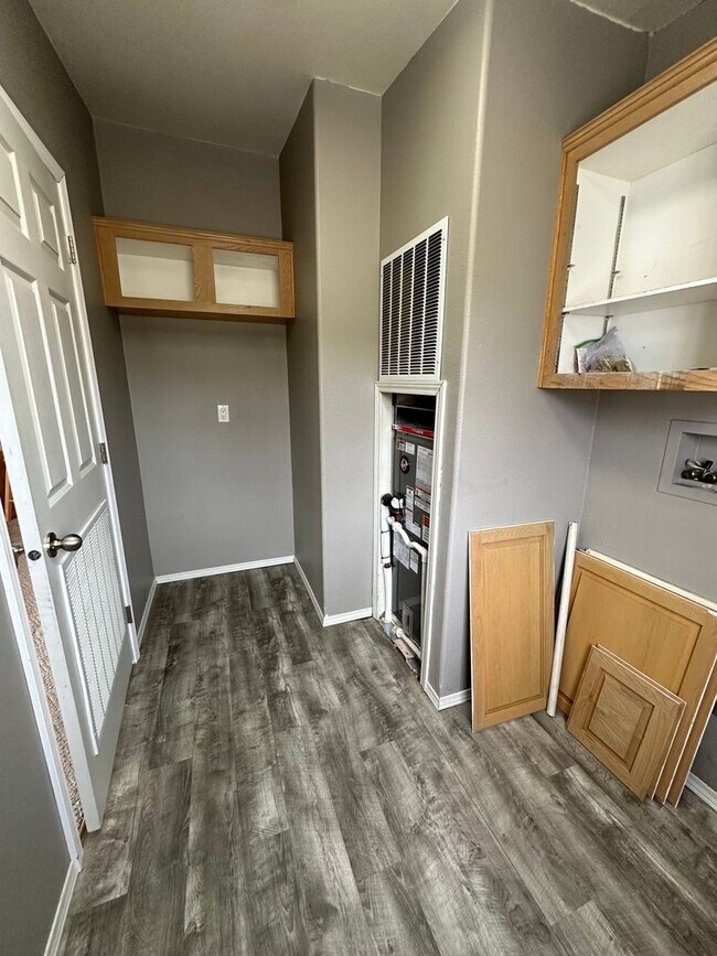 Building Photo - RARE FIND!! Country living with big shop o...