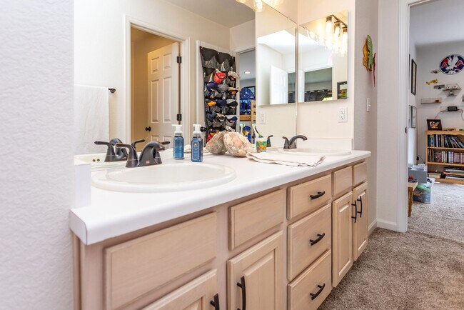 Building Photo - Charming 4-Bedroom Home in Prime Location!!!