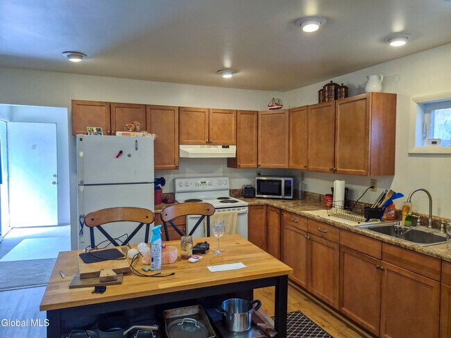 Building Photo - 524 Maple Ave