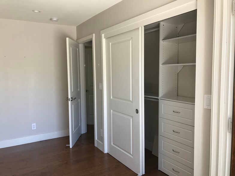 Building Photo - 915 Helen Dr