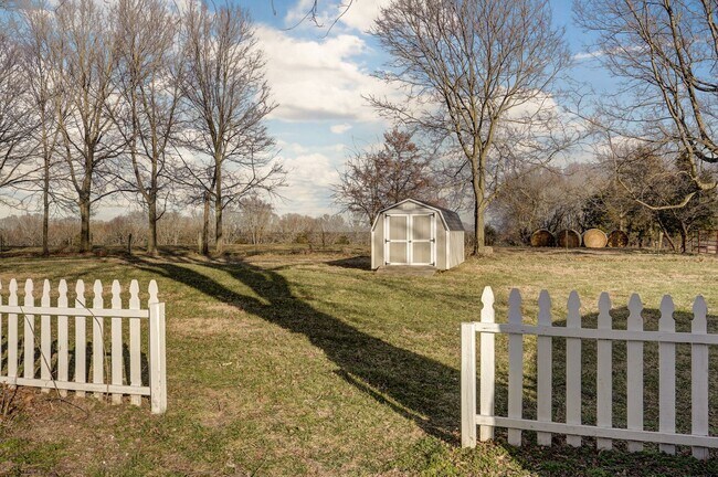 Building Photo - Charming Country Home — 4 Bed | 1 Bath | 1,500 Sq Ft