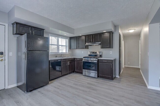Building Photo - 4 Bed / 2 Full Bath Tri-Level — Garage, Dishwasher, Central A/C, W/D Hookups - Built 2001