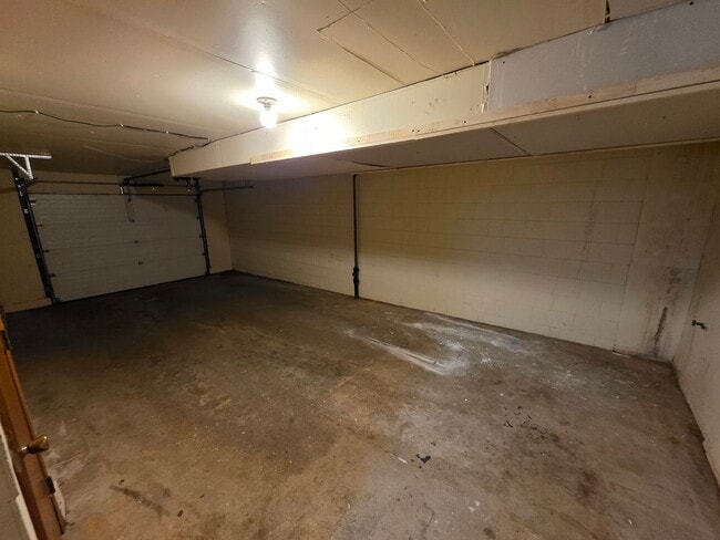 Building Photo - 3036 Albert Dr