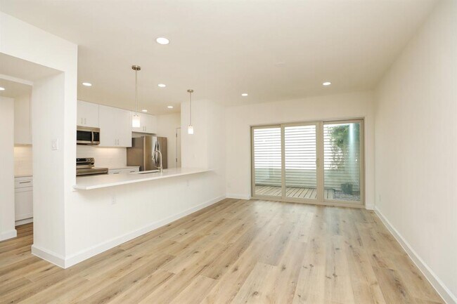Building Photo - 2050 Augusta Dr
