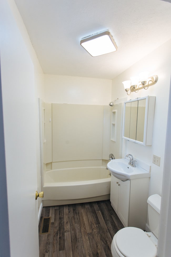 Bathroom - 831 Comfort St