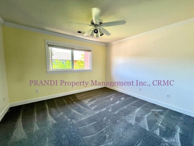 Building Photo - Delightful End Unit Townhome with Washer/D...