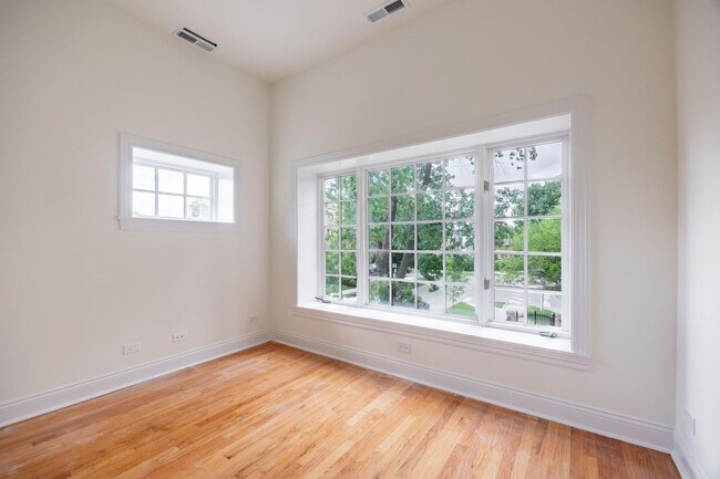 Building Photo - 3109 N Harding Ave
