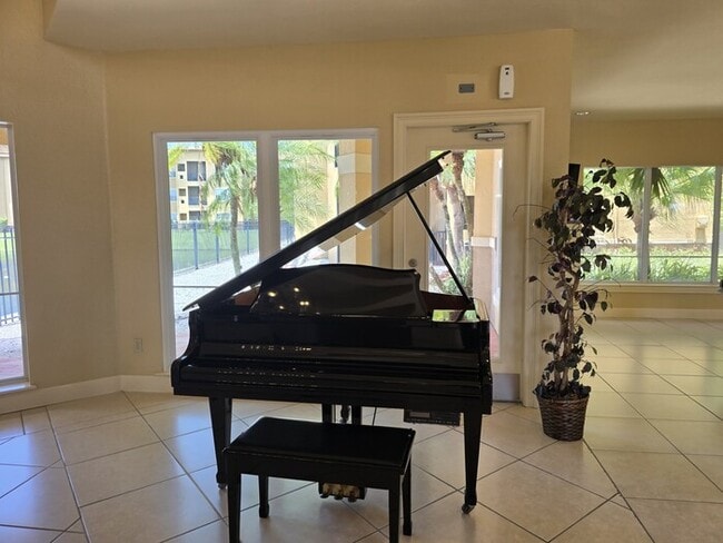 Building Photo - 1 Bed 1 Bath Condo For Rent in Tampa $1499
