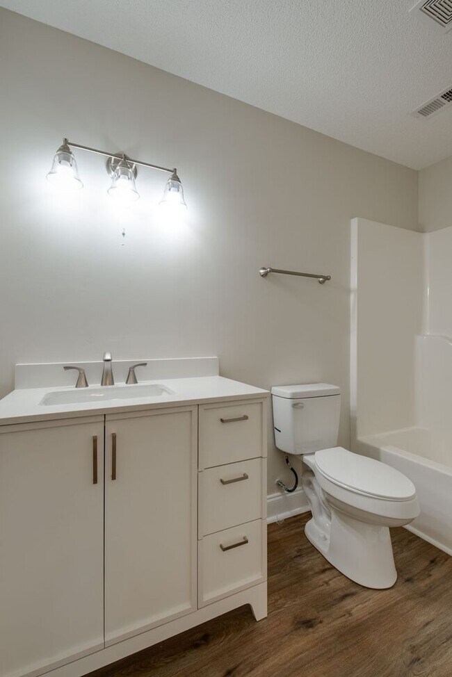 Building Photo - 1565 Petty St