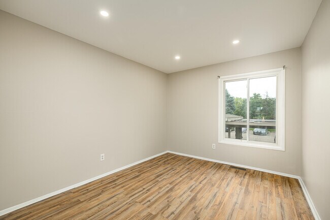 Building Photo - 893 Cliffs Dr