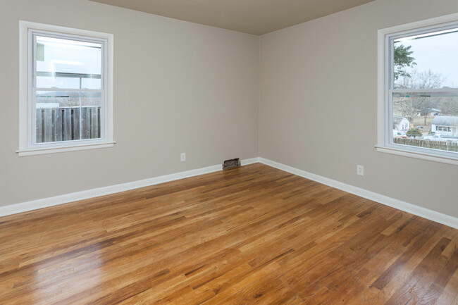 Building Photo - Spacious 4 bedroom 2 bathroom home