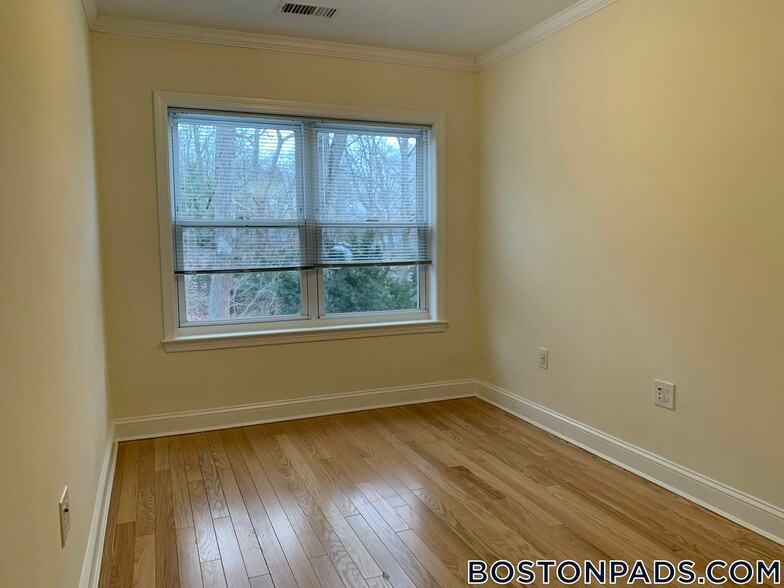 Building Photo - 172 Thornton Rd