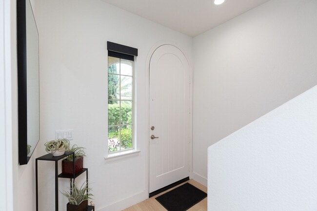 Building Photo - 3 Bedroom Townhome in the Escala Community of Mission Valley