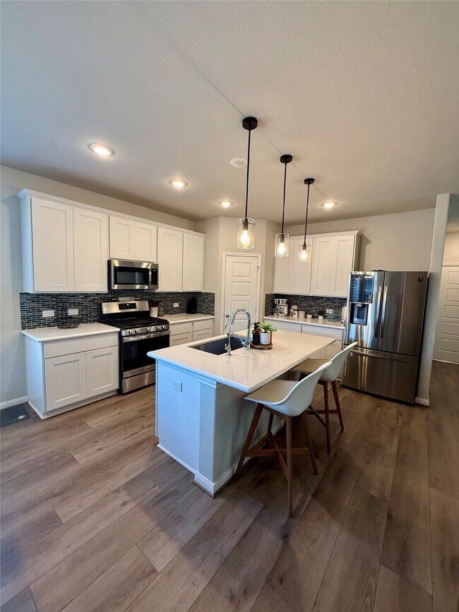 Building Photo - 15402 Sailpoint Ln