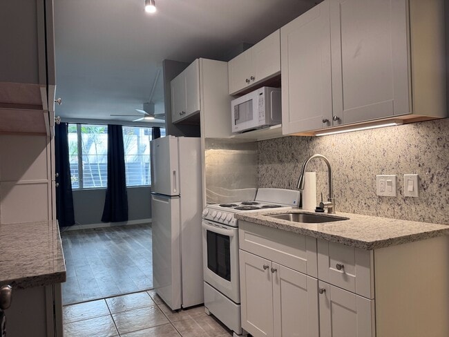 Primary Photo - Studio W/Bath/No Parking-Recently renovate...