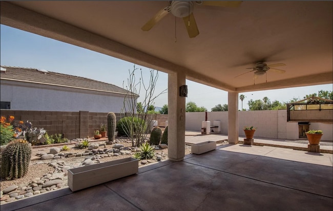 Building Photo - *AVAILABLE NOW* Gorgeous 3 bed/2 bath home in private gated Tanque Verde community!!!