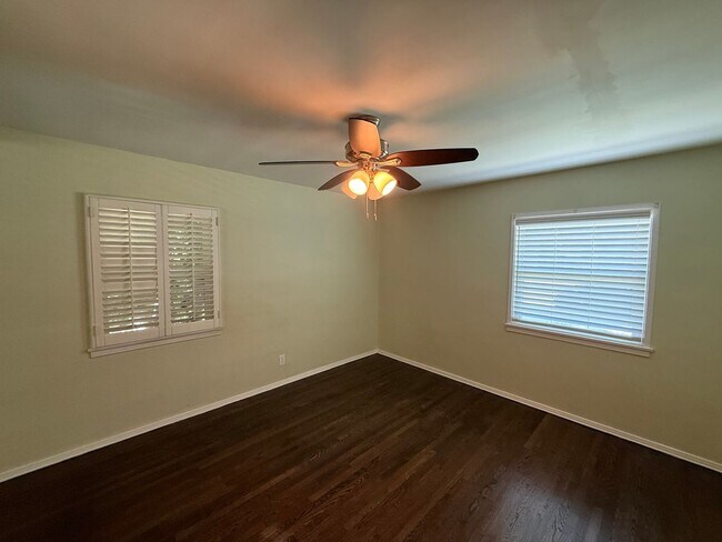 Building Photo - Lovely 3 Bedroom House w/ Finished Garage