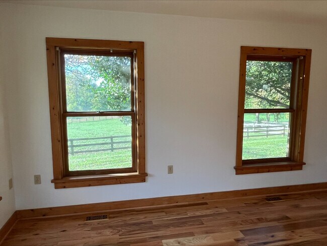Cabin, Living Room, Lots of Natural Light - 38472 Nixon Rd