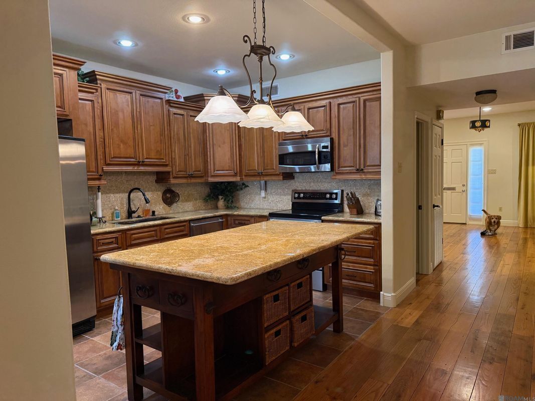 Building Photo - 10127 Runnymede Ave