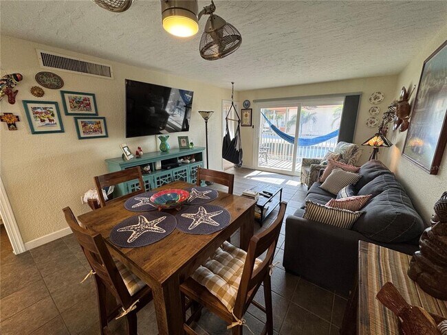 Building Photo - 1400 Tarpon Center Dr