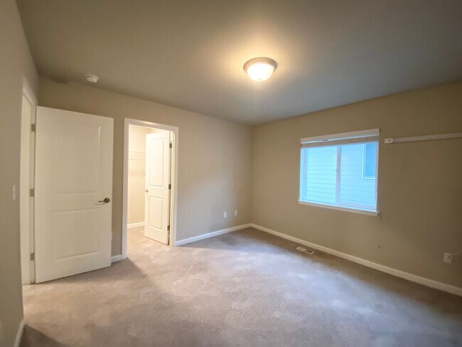 Building Photo - 3 bedroom, 2568 Sqft. home In Federal Way