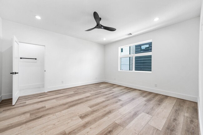 Building Photo - 313 N Nagle St