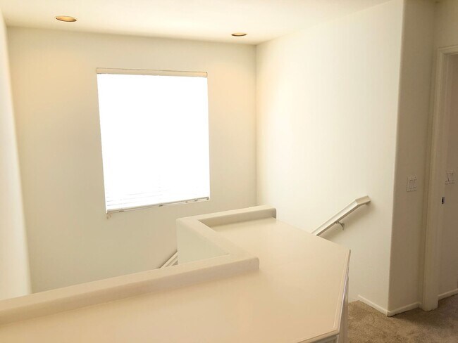 Building Photo - CHARMING 3 BR/2.5 BATH  " TWELVE PICKET LA...