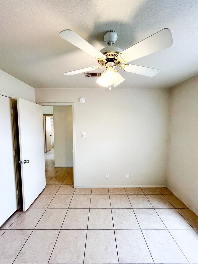 Building Photo - Available NOW!!!! Gorgeous 4 bedroom, 2 ba...