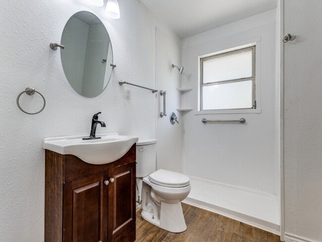 Building Photo - 12 Geraldine Ln