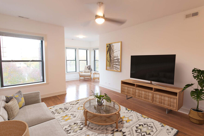 Dining/Living room - 5234-5244 S. Ingleside Avenue