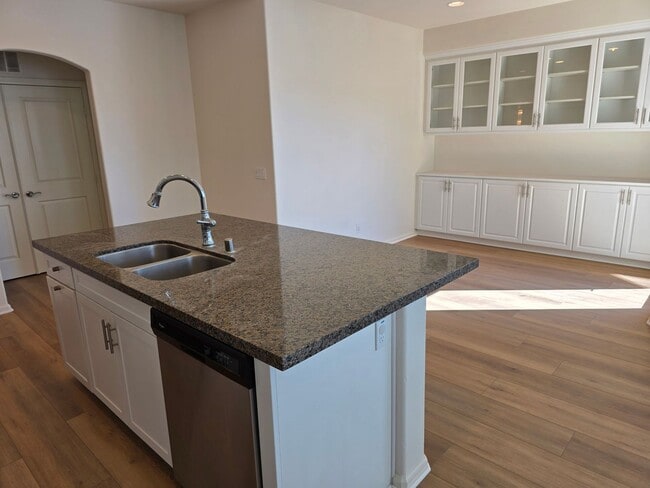 Building Photo - Gorgeous 3 Bedroom Townhome in Paseo del Sol with new flooring and paint!