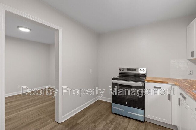 Building Photo - 1610 Parkway Dr