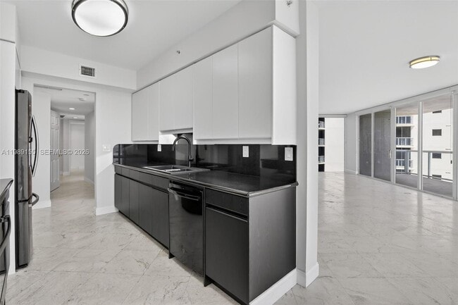 Building Photo - 18671 Collins Ave