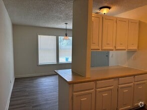 Building Photo - 3 Bedroom 2 Bath