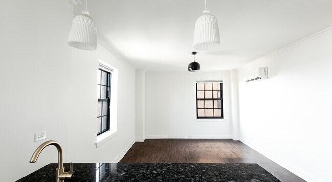 Building Photo - 1021 W Lawrence Ave