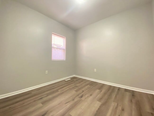 Building Photo - 3 Bed Home Available NOW