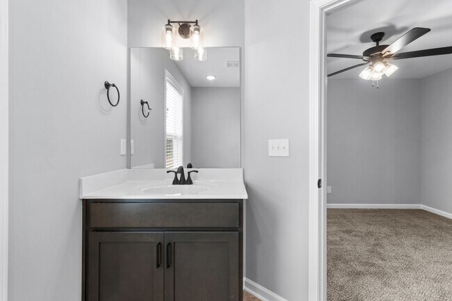 Building Photo - 2 Bedroom Pet Friendly Townhome For Rent N...