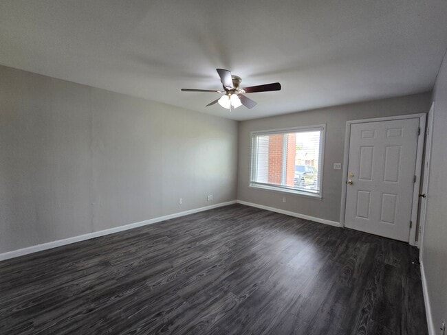 Building Photo - 3 bed 1 bath in Tecumseh!