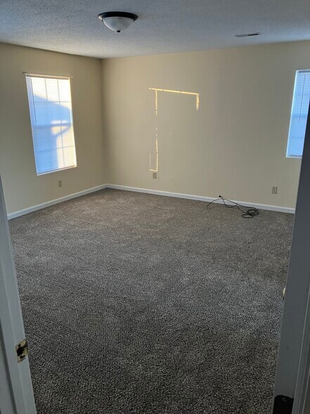 Master bedroom - 916 N Frederick St