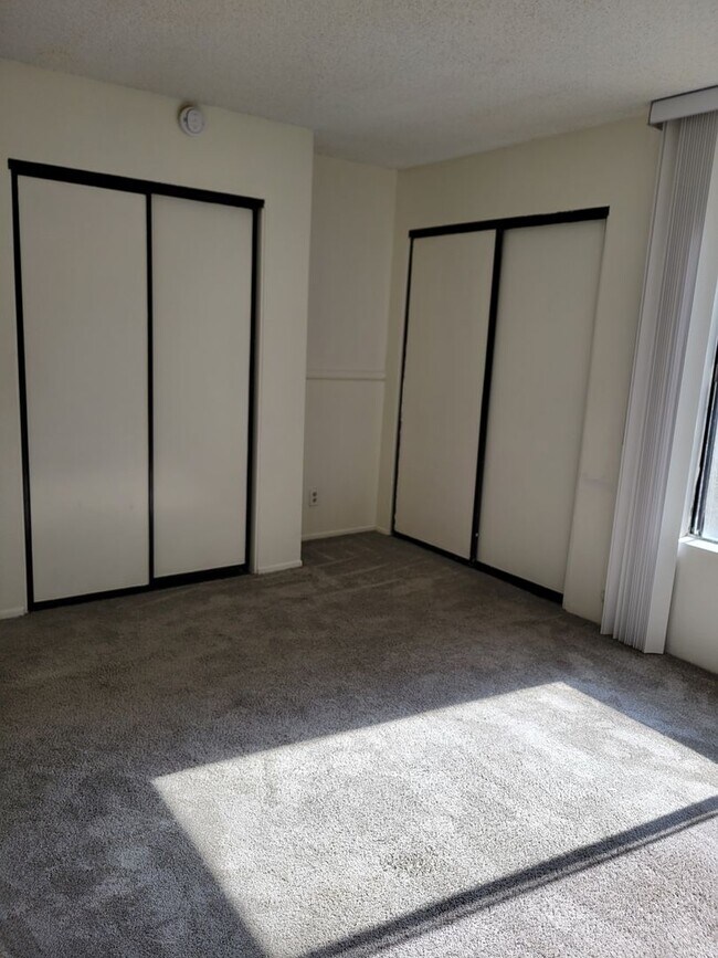 Building Photo - Plenty of Natural Light! Spacious Townhouse conveniently across Dominguez Hills!