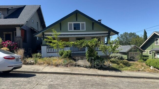 Building Photo - 837 SE Blakeley Ave