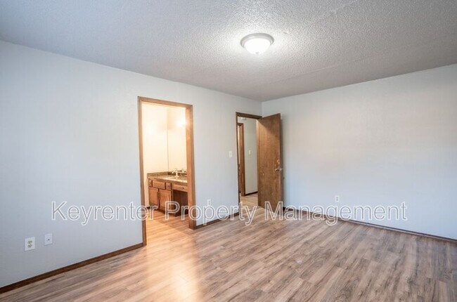 Building Photo - 1100 W Queens St