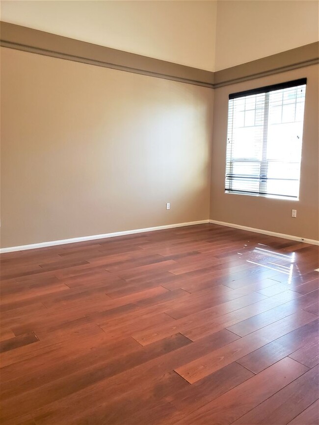 Building Photo - Spacious 3 bedroom tri-level townhome with...