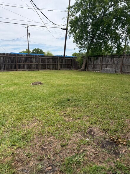 Building Photo - 1516 Longhorn Ave