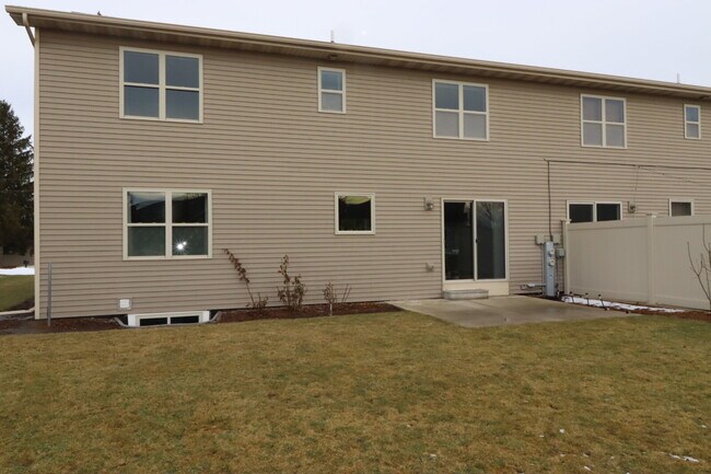 Building Photo - Large 3 Bedroom 2 Bath Townhouse style Duplex